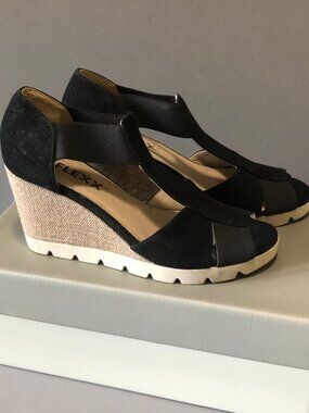 NEW IN BOX BLACK FLEXX LOTTO WEDGE QUARTER STRAP OPEN TOE SANDALS 6.5 M